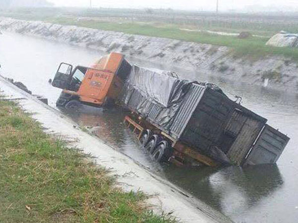 Tai nạn liên hoàn giữa 4 ôtô và xe máy, 2 người tử vong tại chỗ