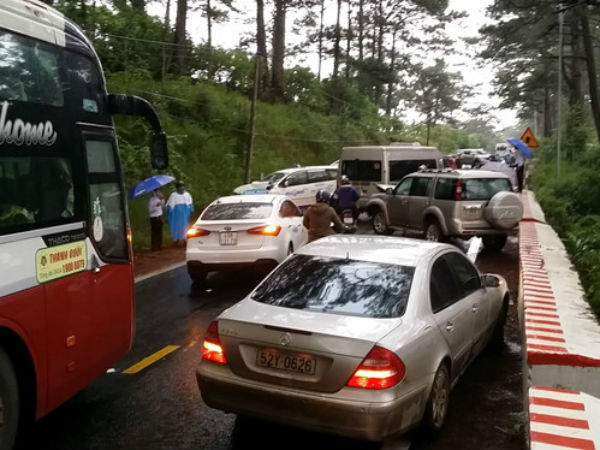 4 ô tô tông nhau gần "nhà ma" trên đèo Prenn, 4 người bị thương