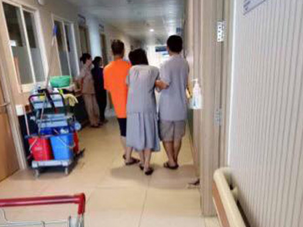 Câu chuyện bà bầu đi đẻ luôn có 2 người đàn ông ở bên chăm sóc khiến hội chị em ghen tị