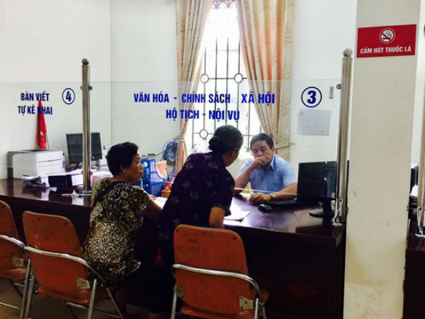 Dân Hà Nội lại “tố” bị cán bộ phường “hành” khi làm thủ tục