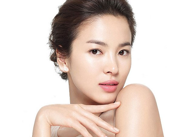 Dù làn da nhờn dầu, bạn vẫn có cách để tự tin với kiểu trang điểm bóng ướt như phủ sương