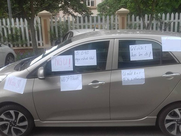 Ô tô bị dán kín giấy vì đỗ xe không đúng nơi quy định