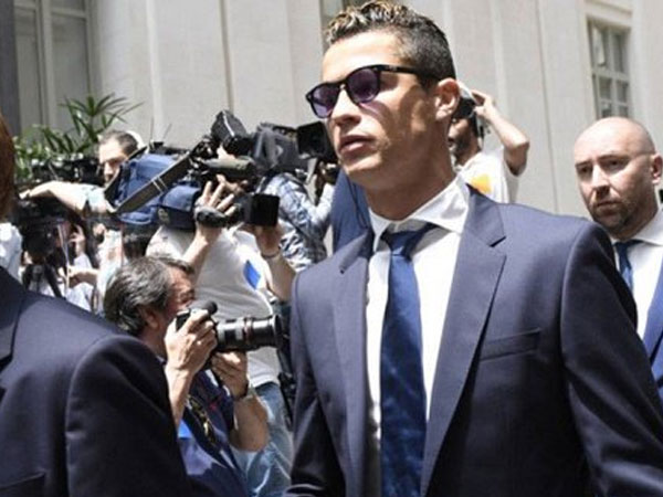 Ronaldo "cầu cứu" MU ngay giữa tòa