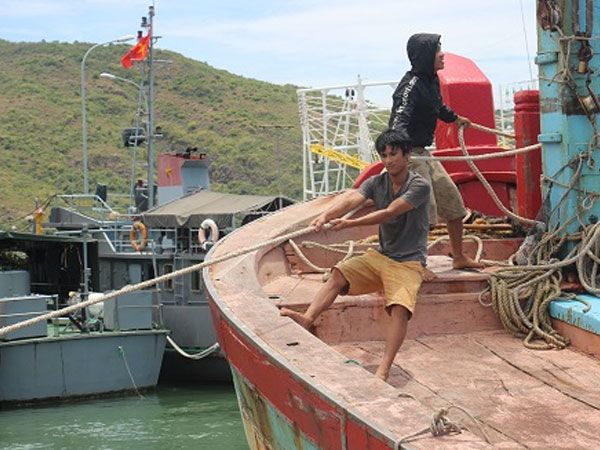 Tàu chìm giữa biển, 10 ngư dân may mắn trở về từ cõi chết