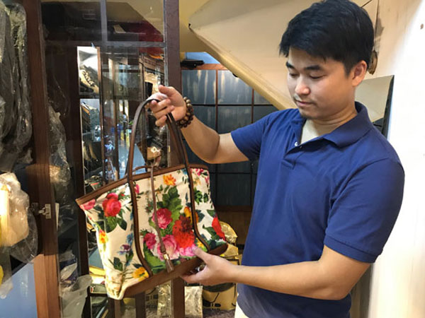 Tay chơi bậc nhất: Bay ngàn cây số ra Hà Nội đánh giày, sửa túi