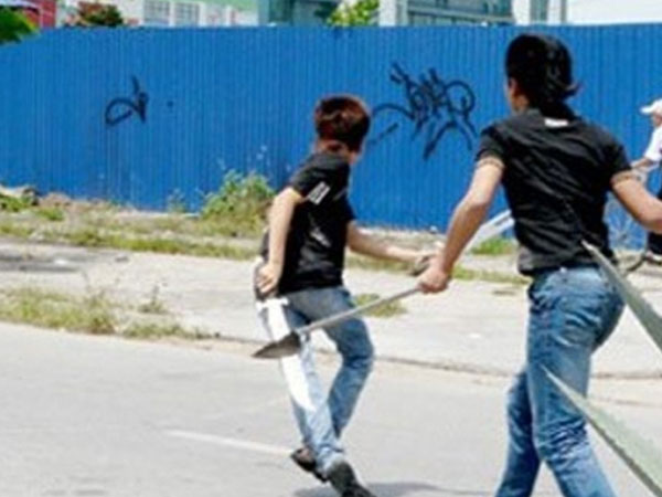 Xem đánh nhau, thanh niên bị đâm thủng bụng