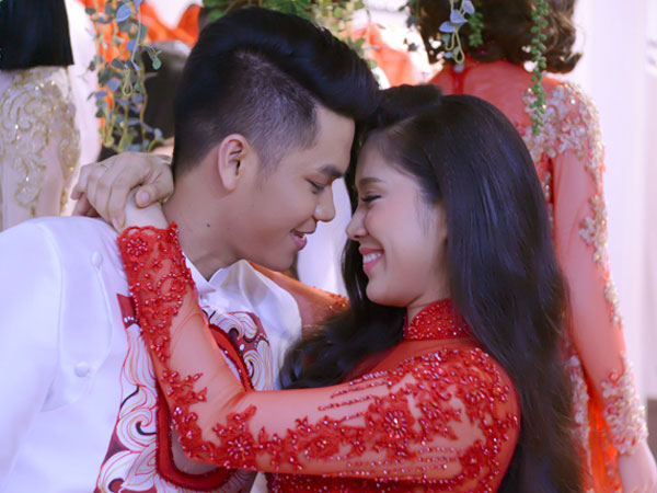 Chồng trẻ đòi hôn Lê Phương khi đi thử áo dài cưới