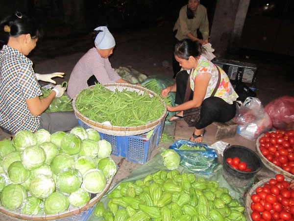 Hà Nội, giá rau “đội” gấp hai