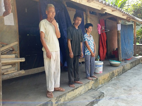Người mẹ già 90 tuổi và 3 người con điên dại với cuộc sống tận cùng khốn khổ