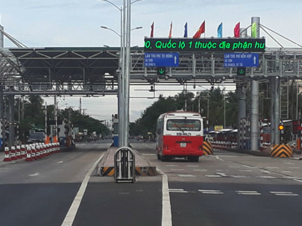 Tài xế khoét chai bỏ tiền 200, 500 đồng qua trạm thu phí: Khổ quá tôi mới nghĩ ra cách này