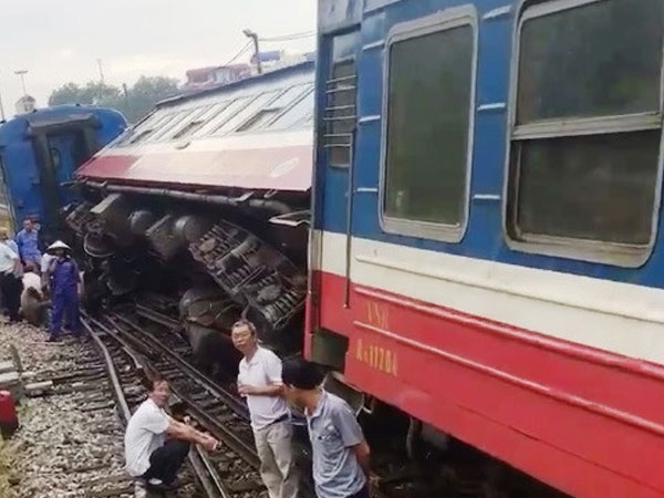 Tàu hỏa chở hơn 100 khách trật bánh ngay trong sân ga