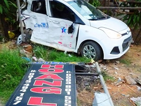 Xe khách hất tung taxi văng xa 20 mét, 1 tài xế tử vong