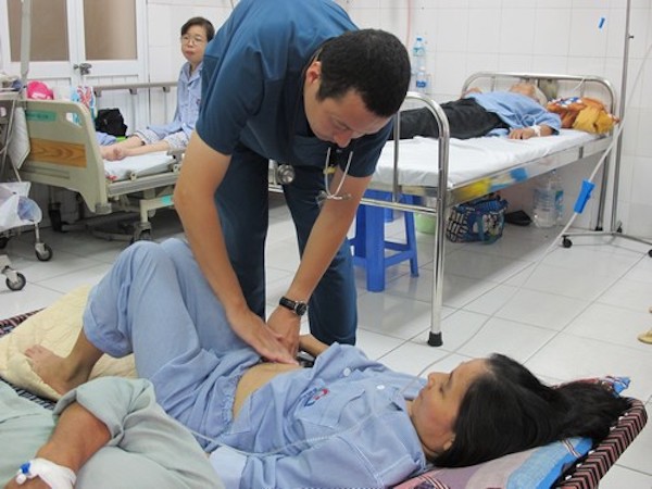 Bệnh nhân sốt xuất huyết ngồi truyền dịch, nằm giường xếp vì quá tải