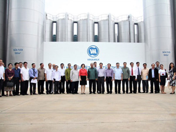 Đoàn đại biểu cấp cao Đảng Nhân dân Cách mạng Lào thăm nhà máy sữa Việt Nam