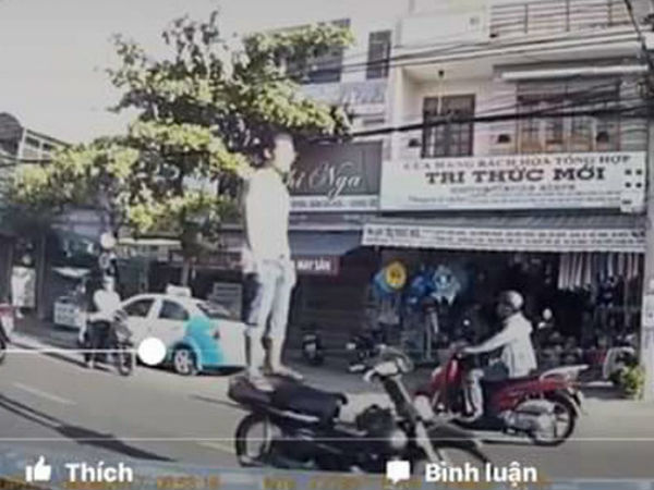 Truy tìm nam thanh niên Đà Nẵng đứng trên xe máy phóng như bay