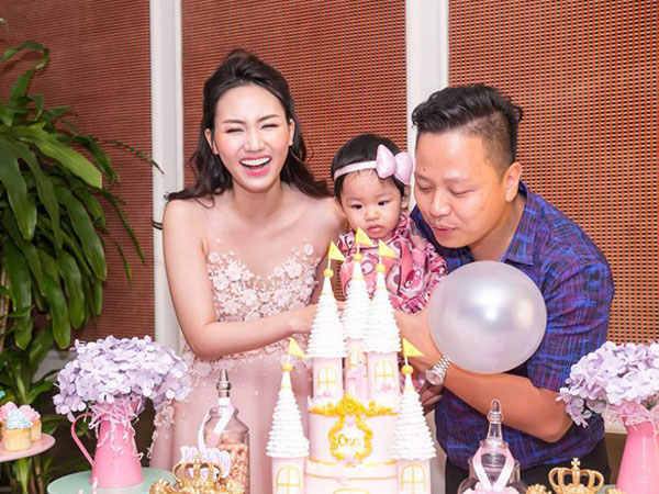 Vợ chồng Á hậu Ngô Trà My mở tiệc sinh nhật cho con gái tại khách sạn 5 sao