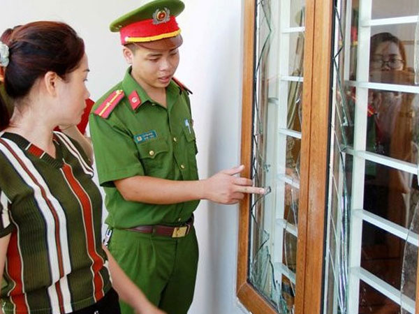 9X ôm mìn ném vào nhà người khác để trả thù