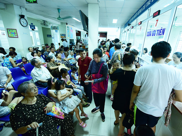 Cả nghìn người khám sốt xuất huyết mỗi ngày ở Hà Nội