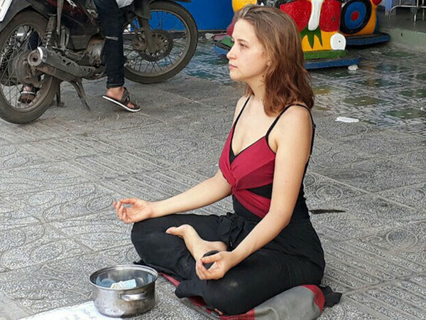 Cô gái Nga xinh đẹp ngồi thiền trên vỉa hè ở Phú Quốc để xin tiền