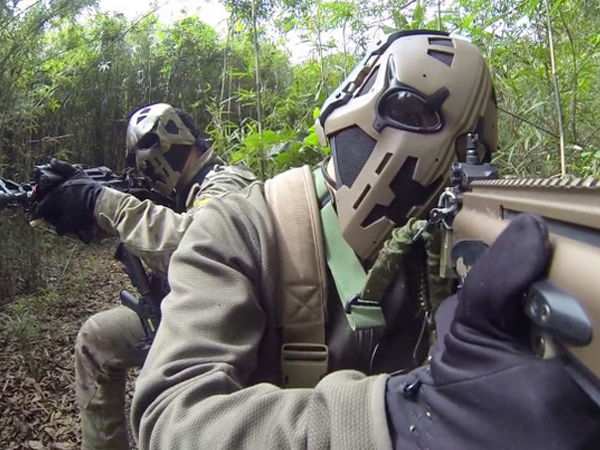 Đặc nhiệm Anh thử nghiệm mũ bảo hiểm "Star war" chống đạn AK-47