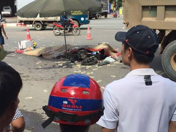 Hà Nội: Va chạm với xe tải, 3 người chết tại chỗ