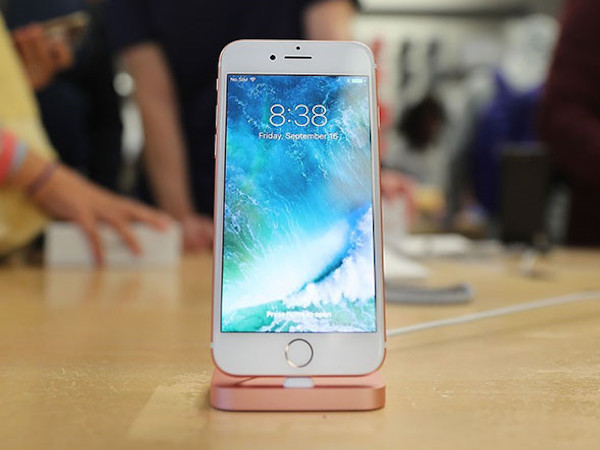 iPhone 8 có thể nhận dạng khuôn mặt ngay cả khi nằm trên bàn
