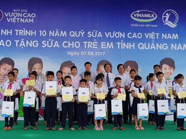 Quỹ Sữa vươn cao Việt Nam trao 46.500 ly sữa cho trẻ em Quảng Nam