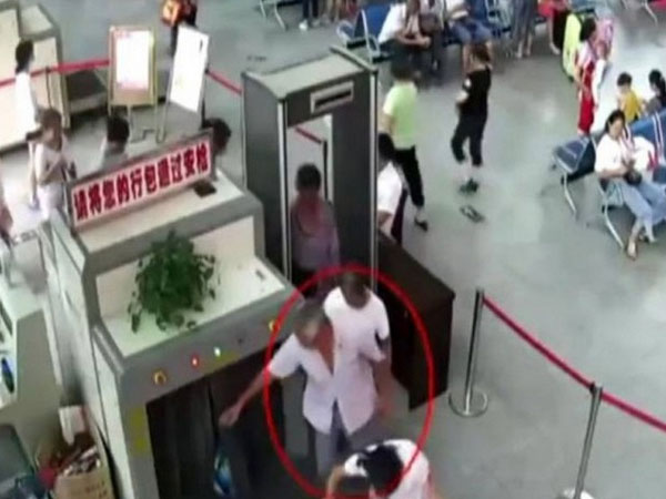 Sốc người đàn ông Trung Quốc mang 2 cánh tay người lên xe bus