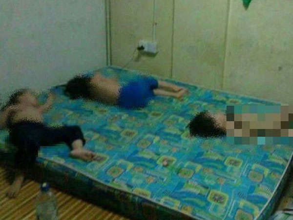 Sự thật về bức ảnh 3 đứa trẻ bị bố mẹ nhốt trong phòng bẩn thỉu, chỉ được ăn cơm và nước tương