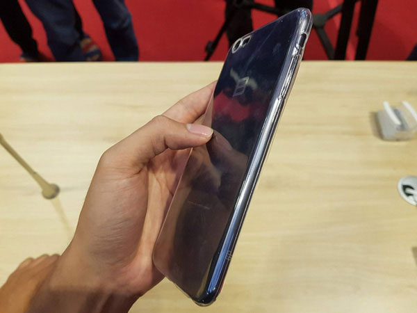 Thật không thể tin được! Bphone 2017 đeo vừa ốp lưng với iPhone 7 Plus
