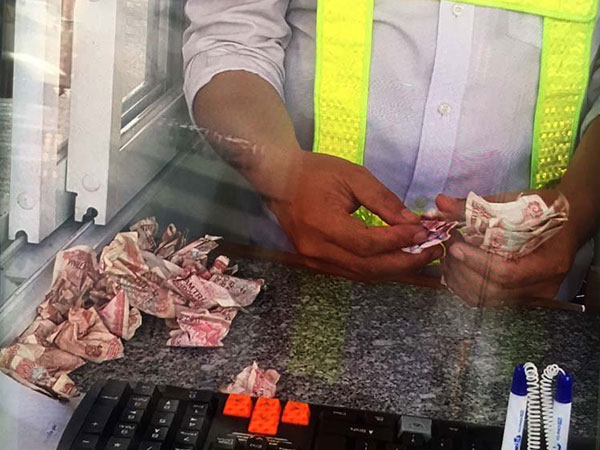 Trả phí BOT bằng tiền lẻ trong chai nhựa: Công an có xử lý được?