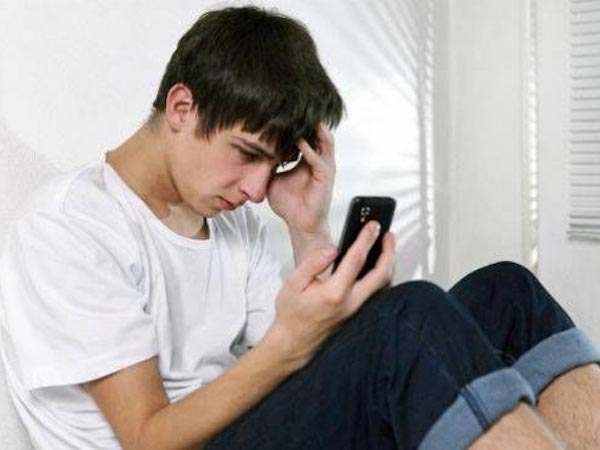 Trẻ vị thành niên tăng trầm cảm, tự tử vì smartphone