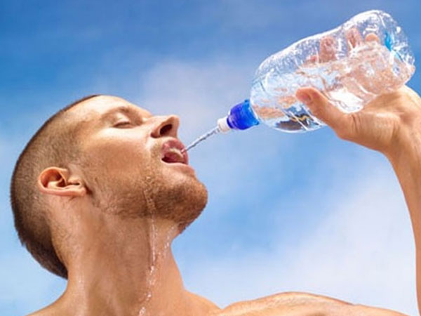 Uống nước kiểu này nguy hiểm vô cùng: Nhiều người đã tử vong hoặc nguy kịch!