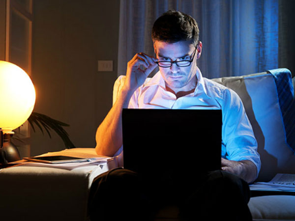 Xem phim nóng lúc bé khiến đàn ông có xu hướng coi rẻ phụ nữ