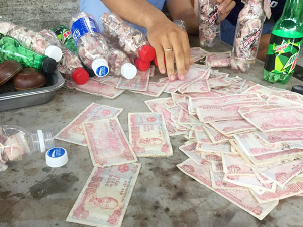 Bộ GTVT sẽ xem lại mức phí nơi tài xế nhét tiền lẻ vào chai nhựa
