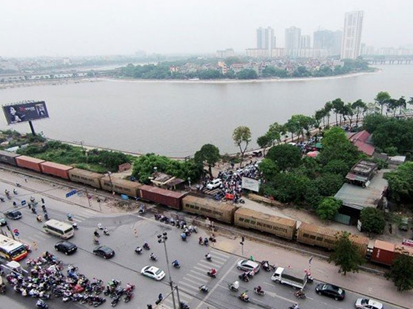 Chuyển đường sắt sang bên kia sông Hồng: Bất tiện nghìn khách đi lại