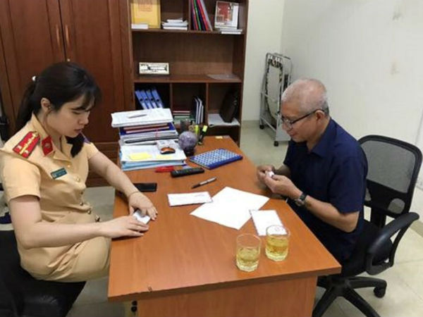 Đánh rơi ví có 20 triệu, may mắn được CSGT trả lại