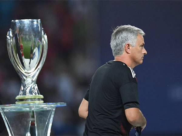 Mourinho tặng huy chương á quân Siêu Cup cho CĐV nhí