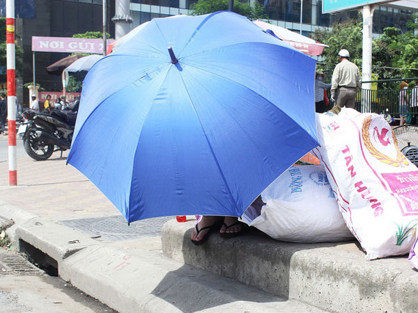 Người Hà Nội "săn" bóng râm trốn nắng nóng