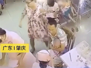 Sơ suất khi tiêm chủng, nữ y tá bị ông bố trẻ tát thẳng vào mặt