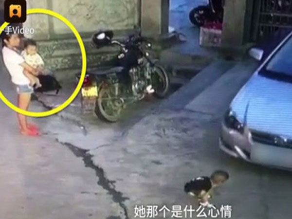 Video: Cô gái trẻ thờ ơ đứng nhìn bé trai bị xe cán ngay trước mặt