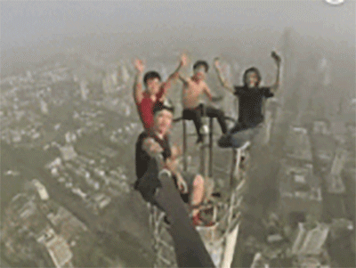 4 thanh niên liều mạng quay clip trên nóc tòa nhà cao 450 m