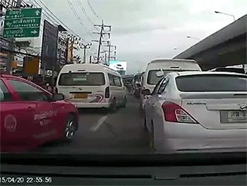 Bé gái đột ngột ngã lăn từ trên ô tô đang chuyển bánh xuống đường phố đông đúc