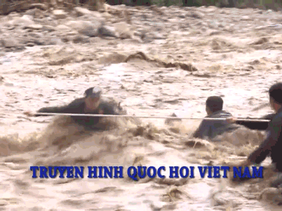 Clip khiến người quay run tay và người viết rơi nước mắt về CSCĐ trong lũ dữ ở Mường La