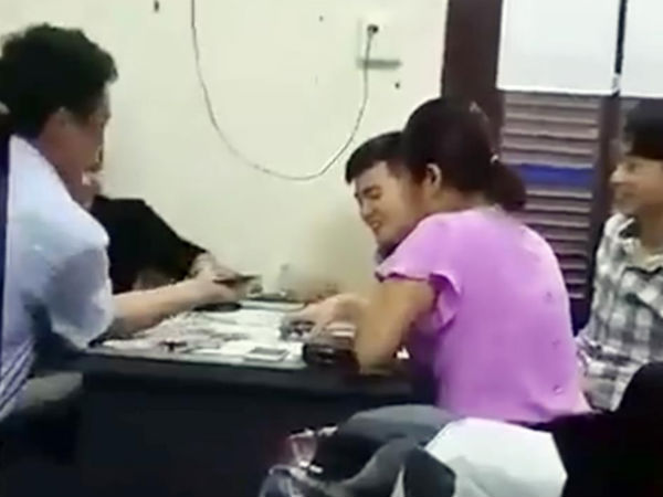 Quảng Ninh: Cán bộ phường "hồn nhiên" đánh bạc trong giờ làm việc