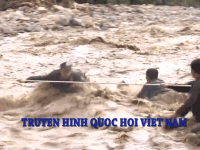 Video rơi nước mắt về CSCĐ trong lũ dữ ở Mường La