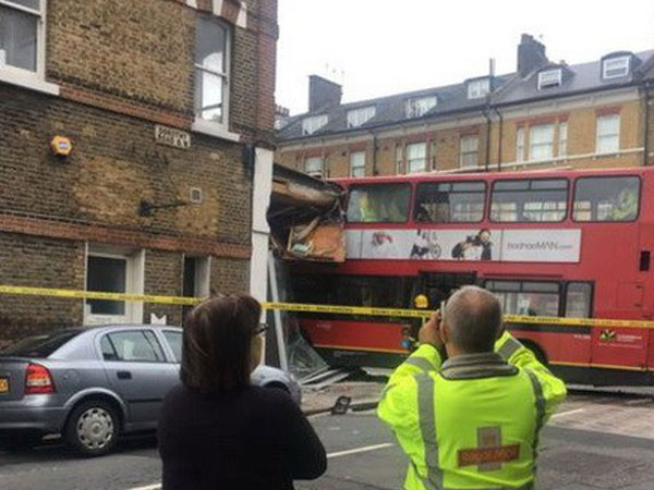 Xe buýt hai tầng lao vào cửa hàng tại thủ đô London của Anh