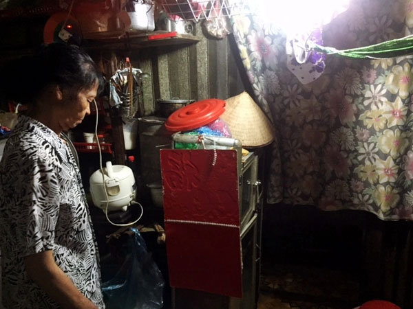 Chuyện khó tin về ngôi nhà trên nóc toa-lét