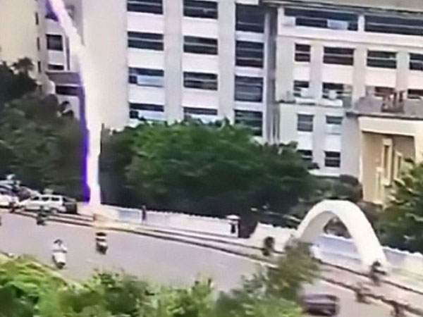 Đang vi vu xe máy, người đàn ông bất ngờ bị sét đánh trúng