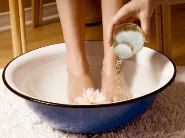 Ngâm chân nước muối, người tiểu đường có thể bị cắt cụt chi